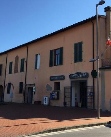 Allontana clienti e dottoresse per rapinare la farmacia 