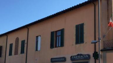 Allontana clienti e dottoresse per rapinare la farmacia
