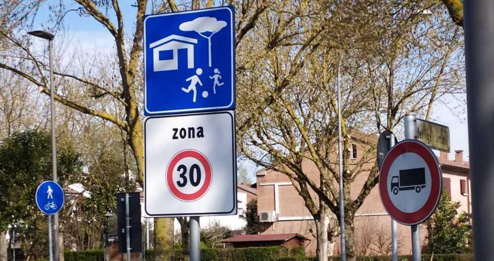 Zona 30 in via dei Gelsomini