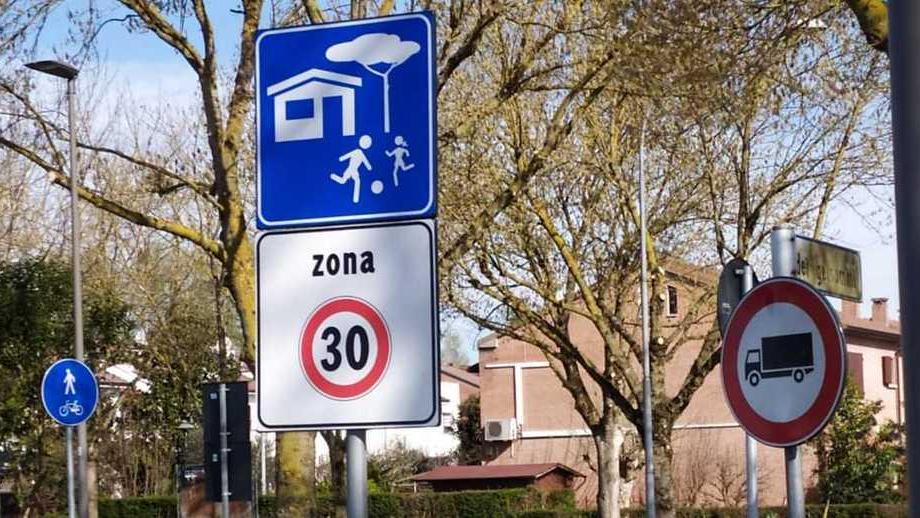 Zona 30 in via dei Gelsomini