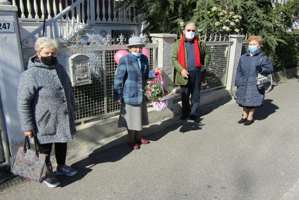 I 101 anni di Giuseppina festeggiati davanti casa «Io guardo al domani» 