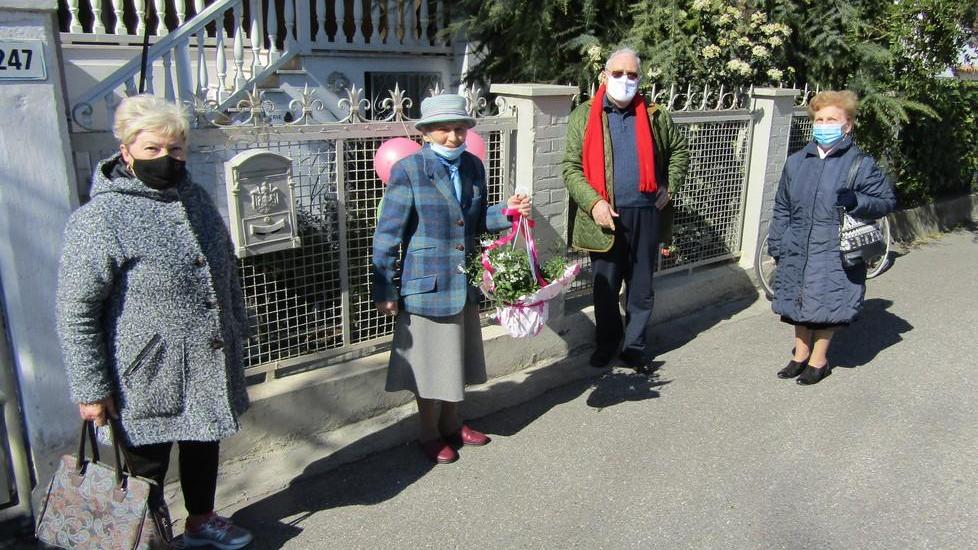 I 101 anni di Giuseppina festeggiati davanti casa «Io guardo al domani»