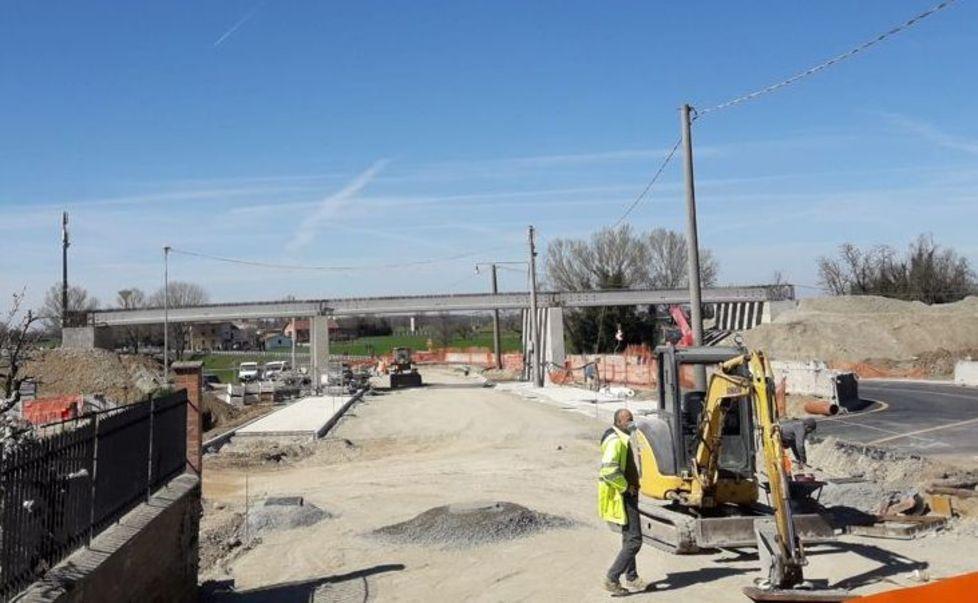 Installate le travi portanti del sottopasso ferroviario Auto deviate fino a domani 