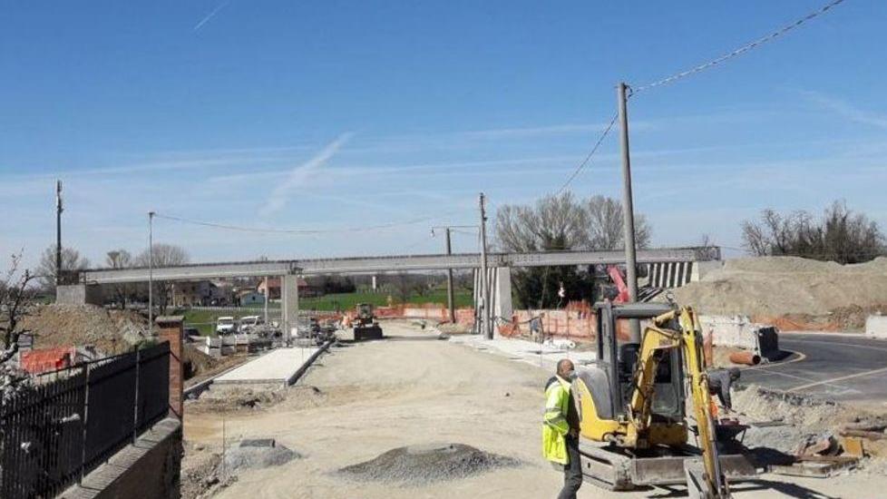 Installate le travi portanti del sottopasso ferroviario Auto deviate fino a domani