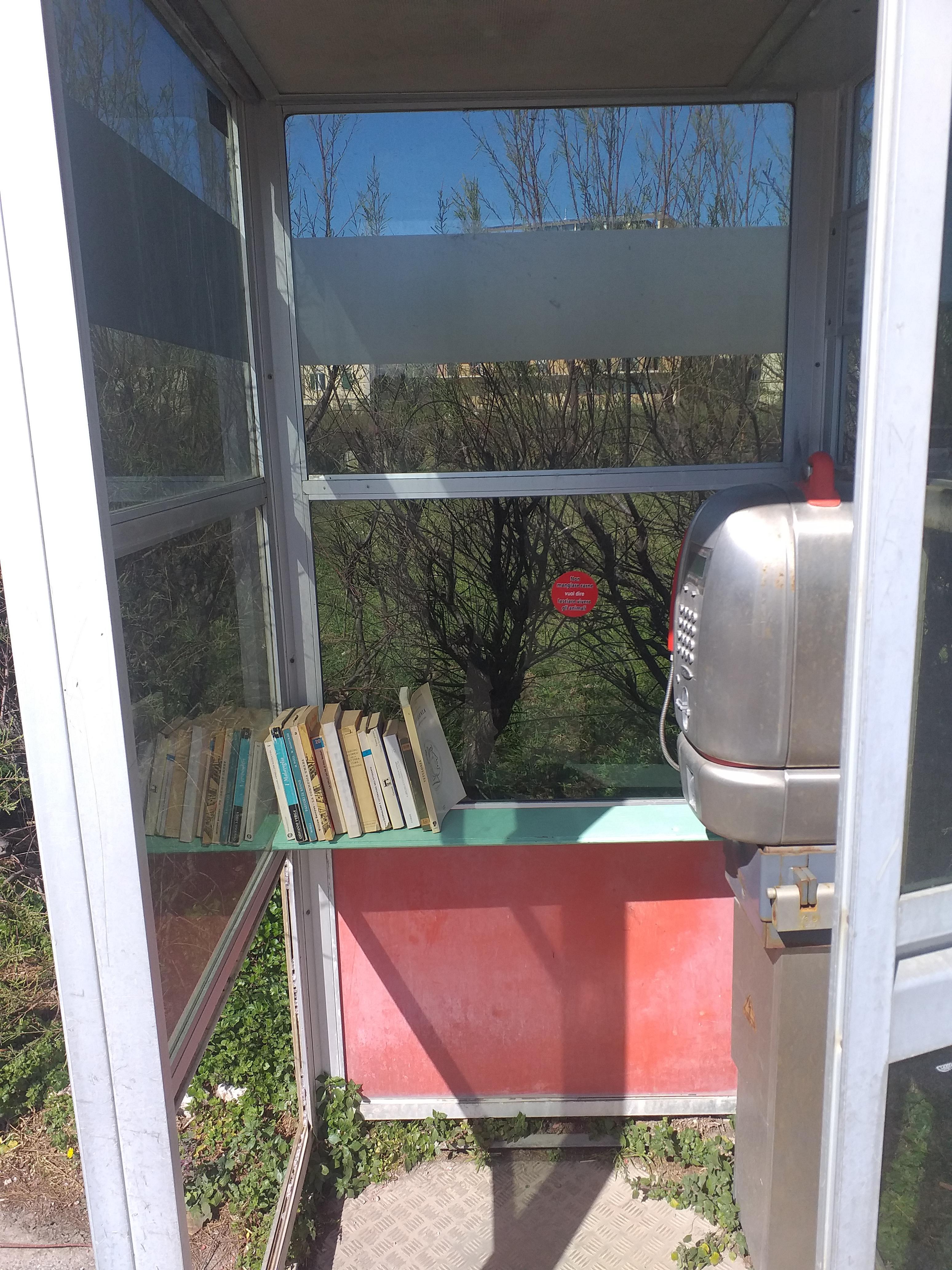 La cabina telefonica svuotata