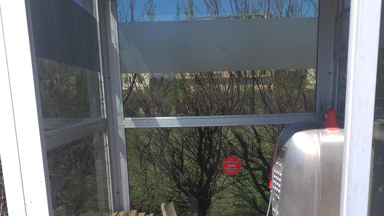 La cabina telefonica svuotata