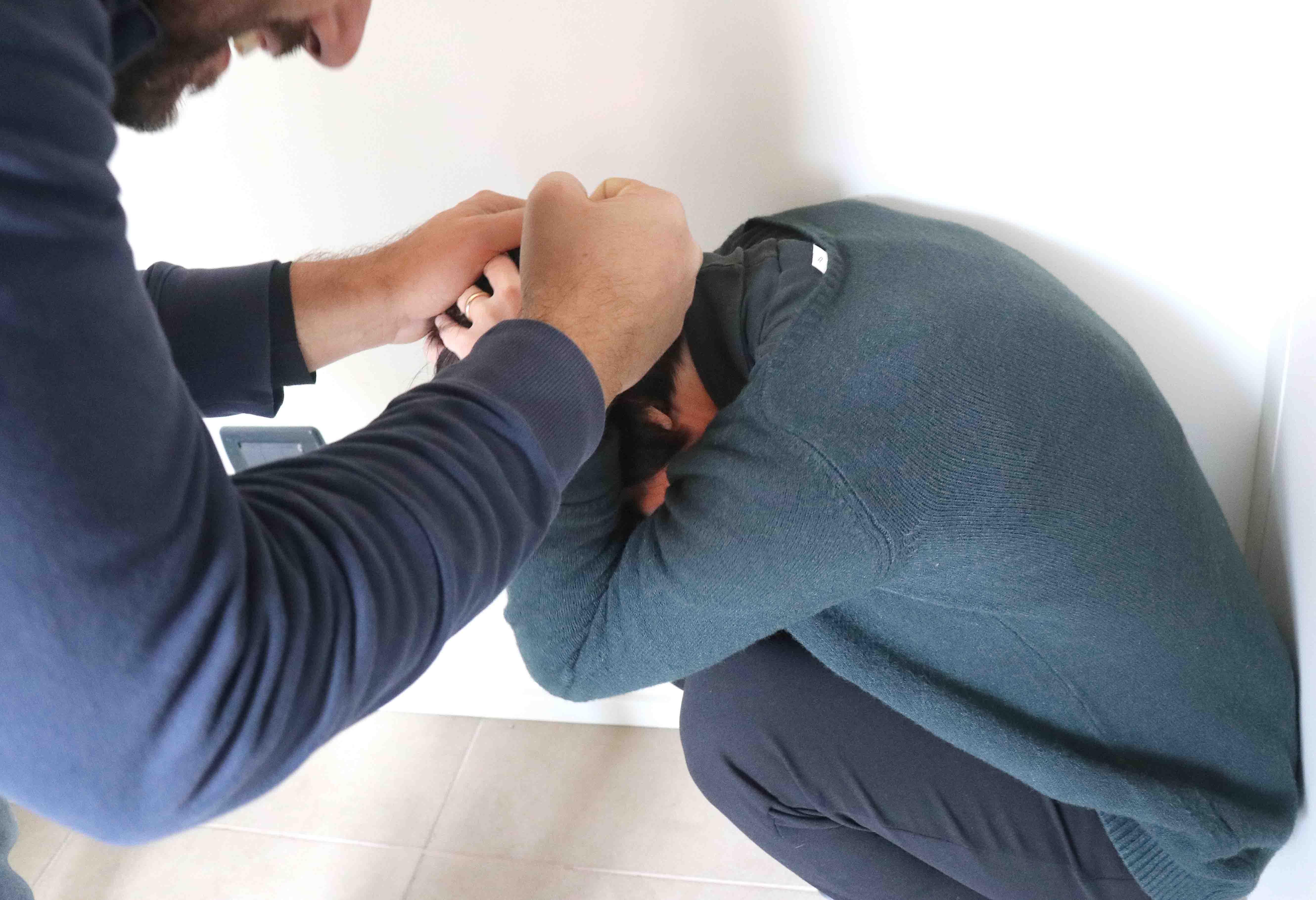 Minaccia e picchia la giovane moglie, marito allontanato da casa