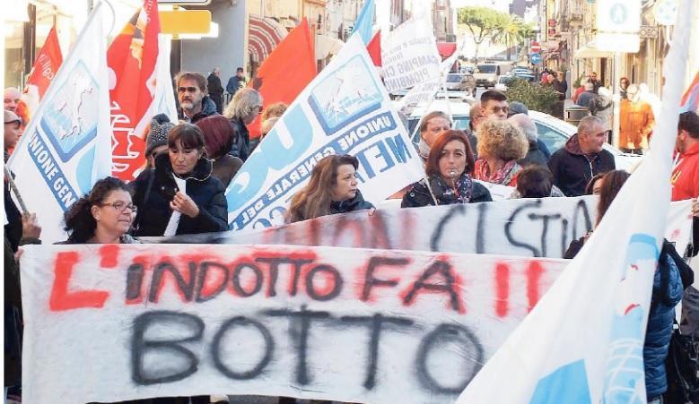 Una delle manifestazioni sindacali per la difesa dell’occupazione nel settore delle mense e delle pulizie alle Acciaierie (foto PaBar)