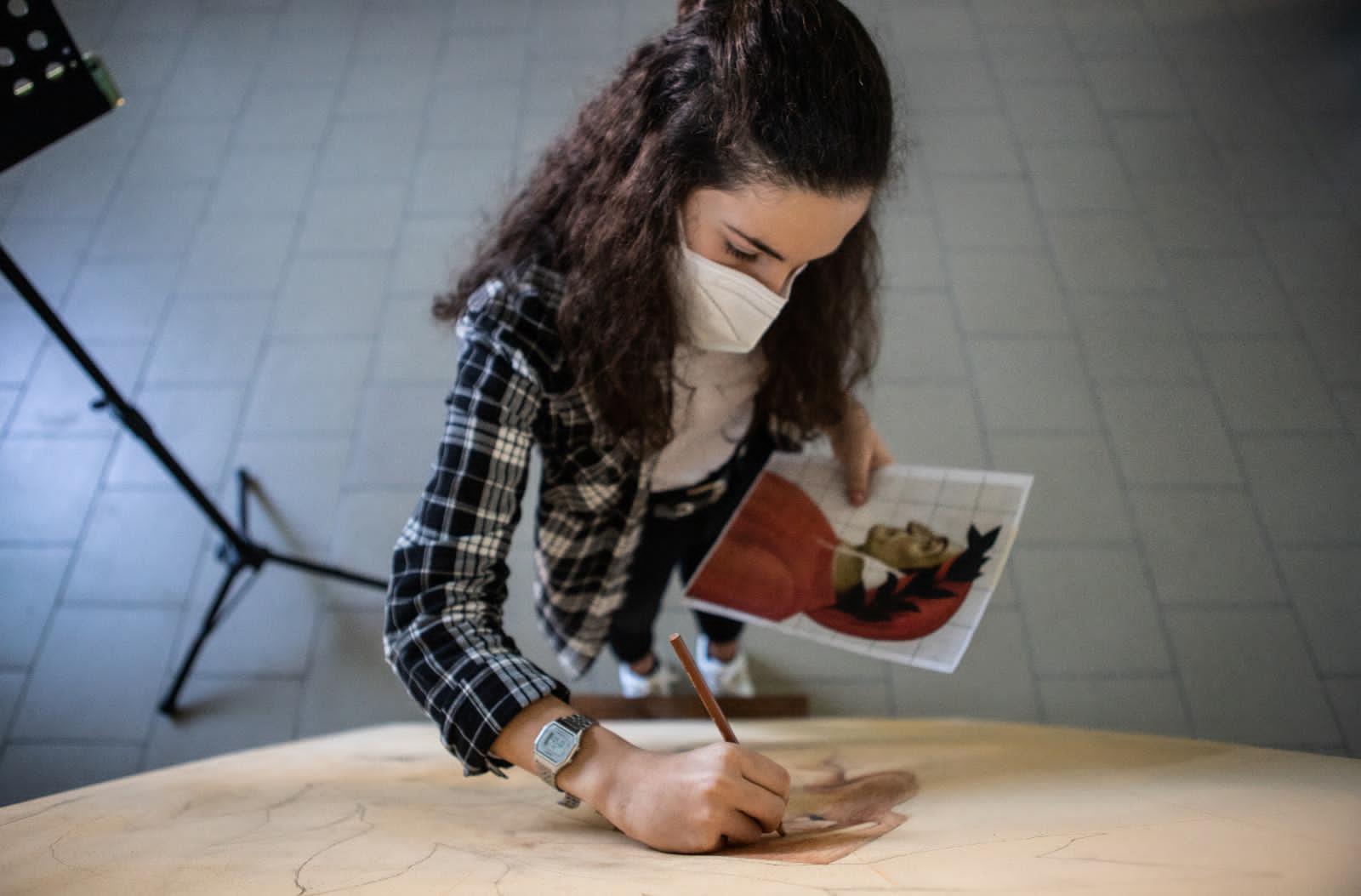 Una studentessa della scuola empolese Vanghetti
