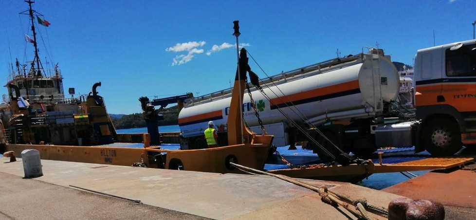 Lo scarico sul porto di Portoferraio di un bilico che trasporta carburante