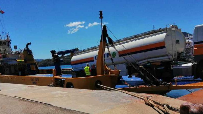 Lo scarico sul porto di Portoferraio di un bilico che trasporta carburante
