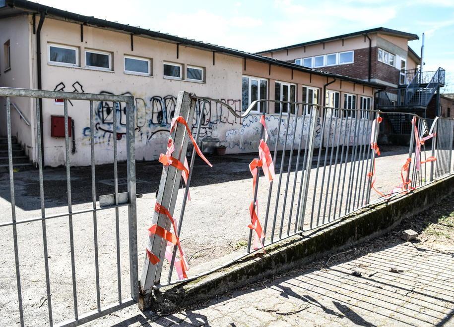 Cancello rotto e degrado nel giardino della scuola primaria Giusti