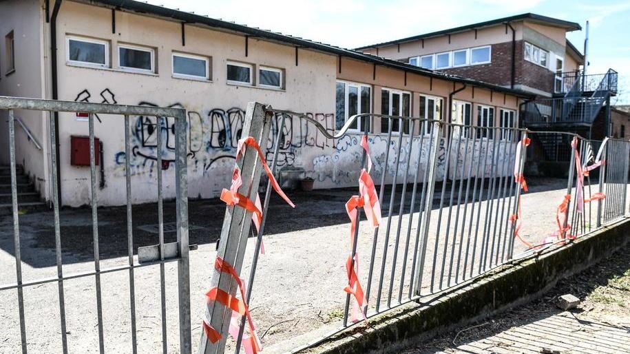 Cancello rotto e degrado nel giardino della scuola primaria Giusti