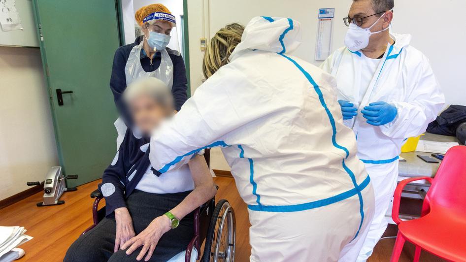 Vaccinazioni lumaca prima e seconda dose soltanto a un quarto degli ultraottantenni