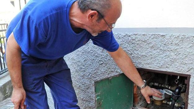 Arriva la bolletta e la città insorge. Il Comune chiarisce: «Noi non c’entriamo»