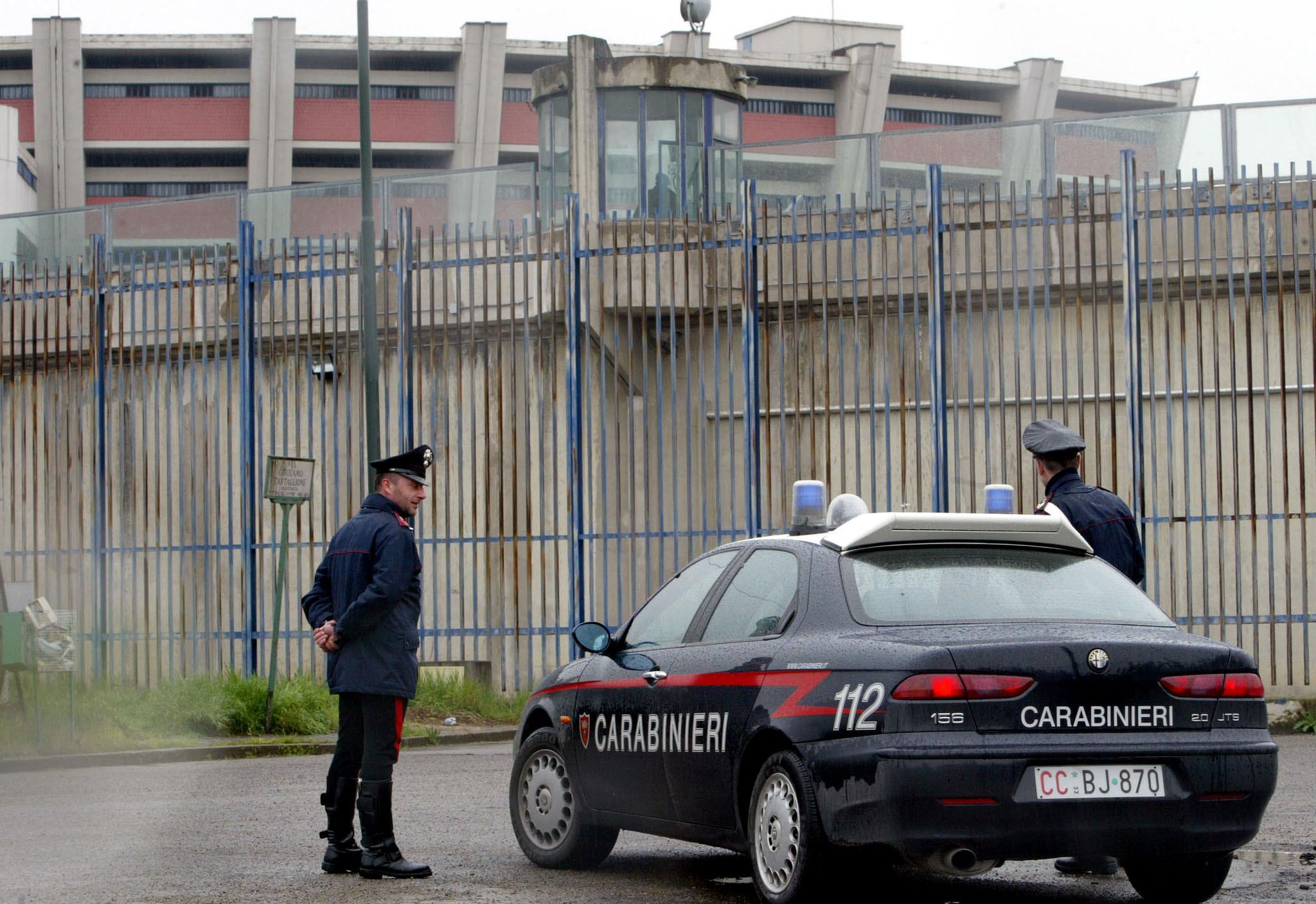 I carabinieri davanti al carcere fiorentino di Sollicciano (foto archivio)