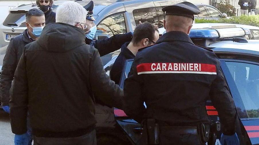 Francesco Biagi mentre viene fatto salire sull'auto dei carabinieri