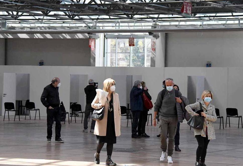 Uno dei sopralluoghi più recenti della dottoressa Monica Guglielmi e dei tecnici Asl agli spazi del CarraraFiere