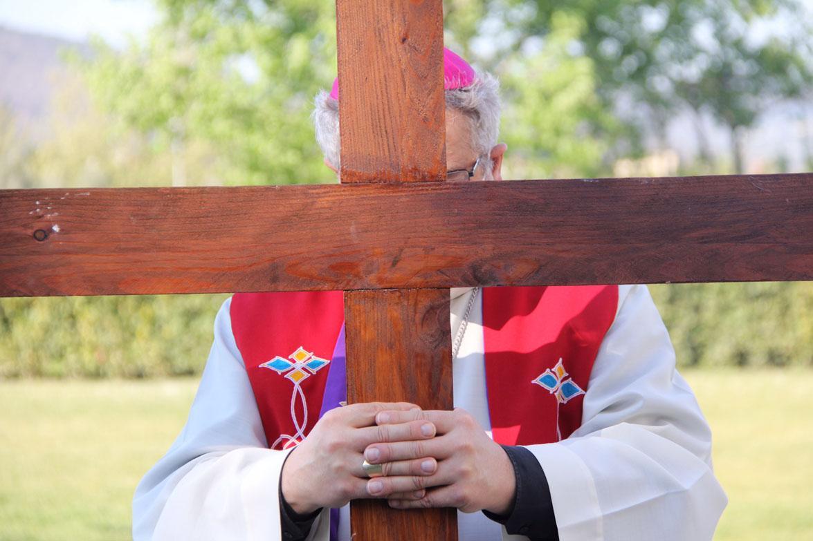 Il vescovo durante una Via Crucis