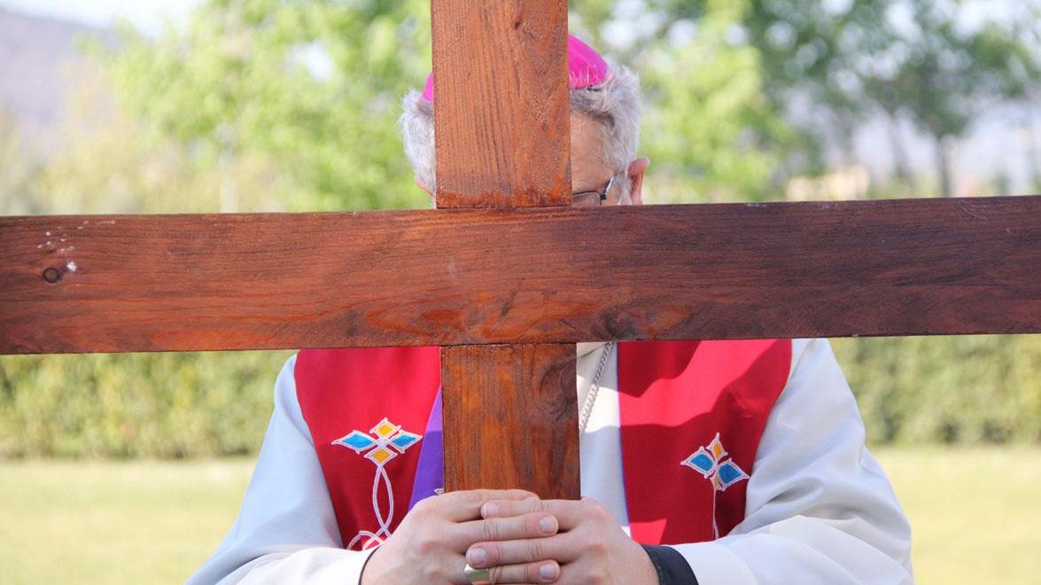 Il vescovo durante una Via Crucis