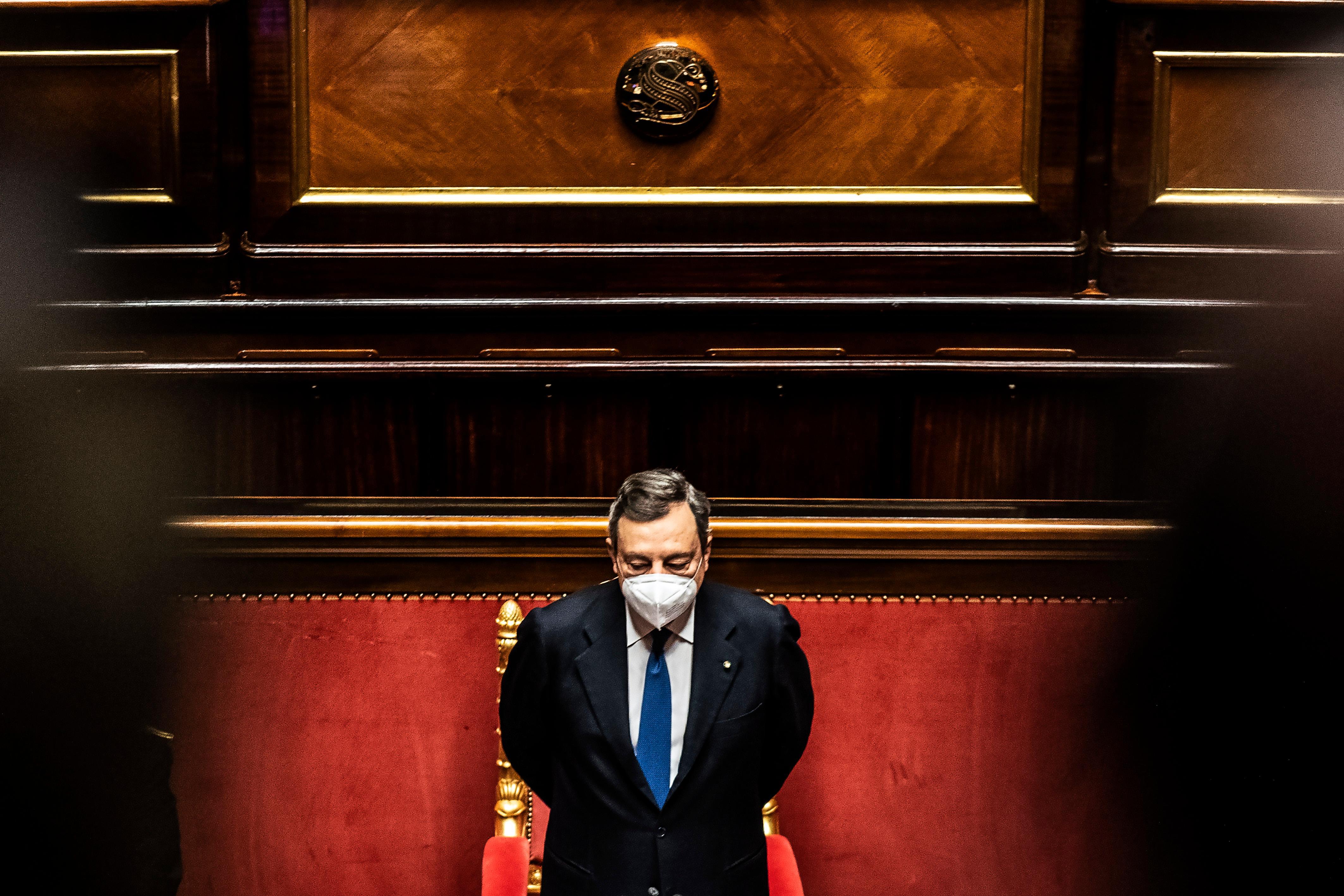 Vaccini, Draghi rimprovera le Regioni indietro con gli over 80: la peggiore è la Toscana. Giani si difende