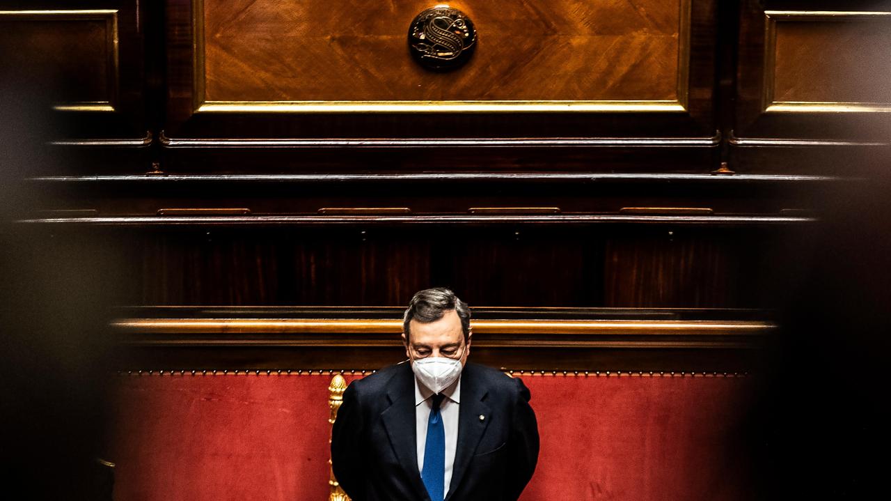 Vaccini, Draghi rimprovera le Regioni indietro con gli over 80: la peggiore è la Toscana. Giani si difende