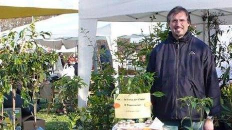 Luca Bani con alcune piante di peperoncino