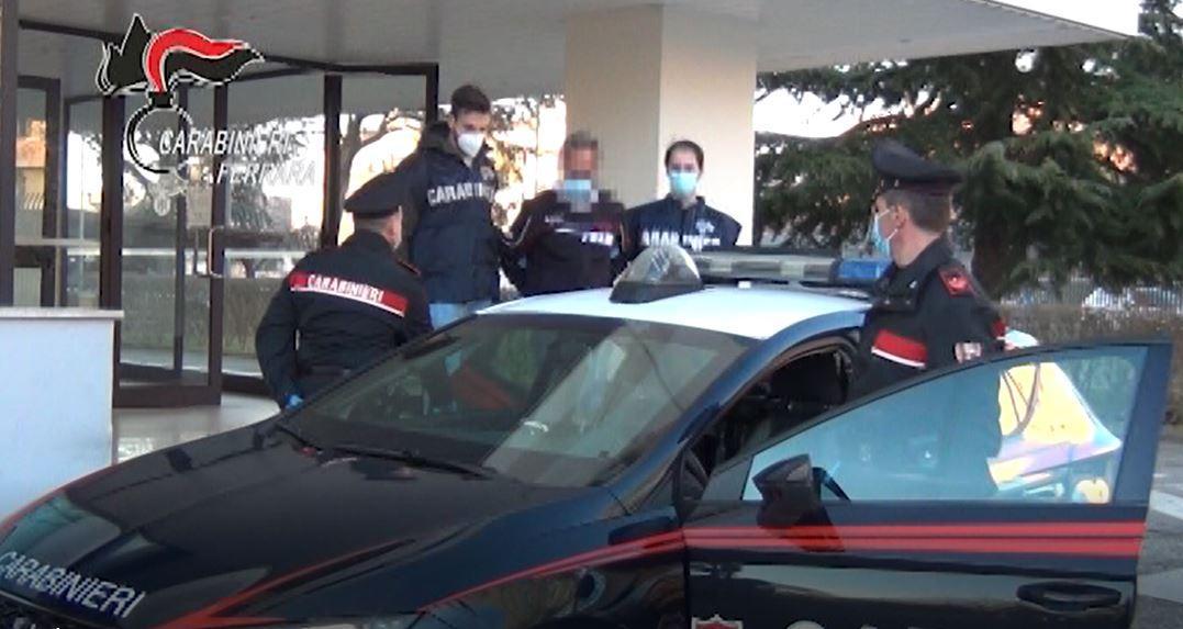 Ferrara, finge di voler aiutare le donne ma le induce alla prostituzione 