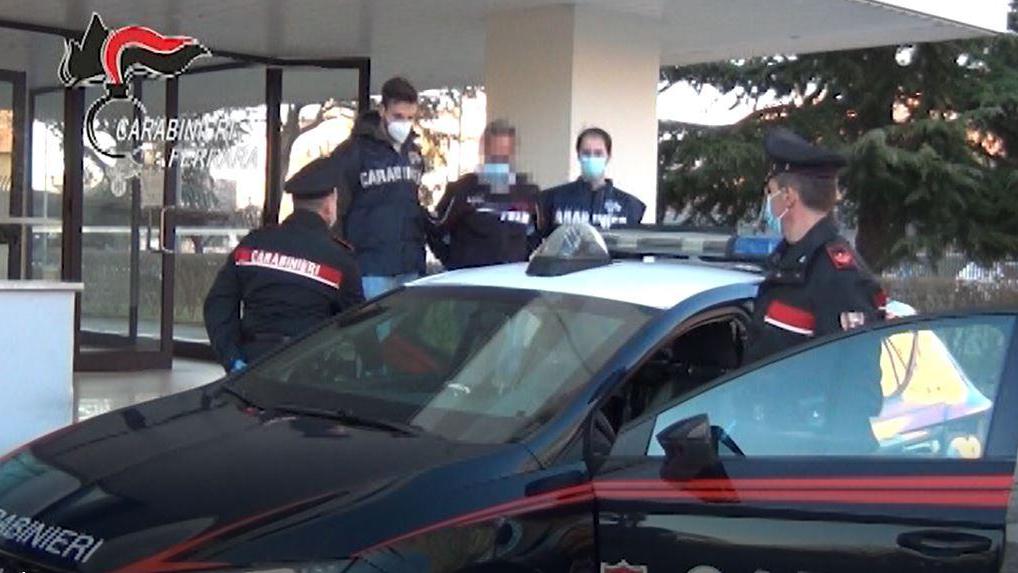 Ferrara, finge di voler aiutare le donne ma le induce alla prostituzione