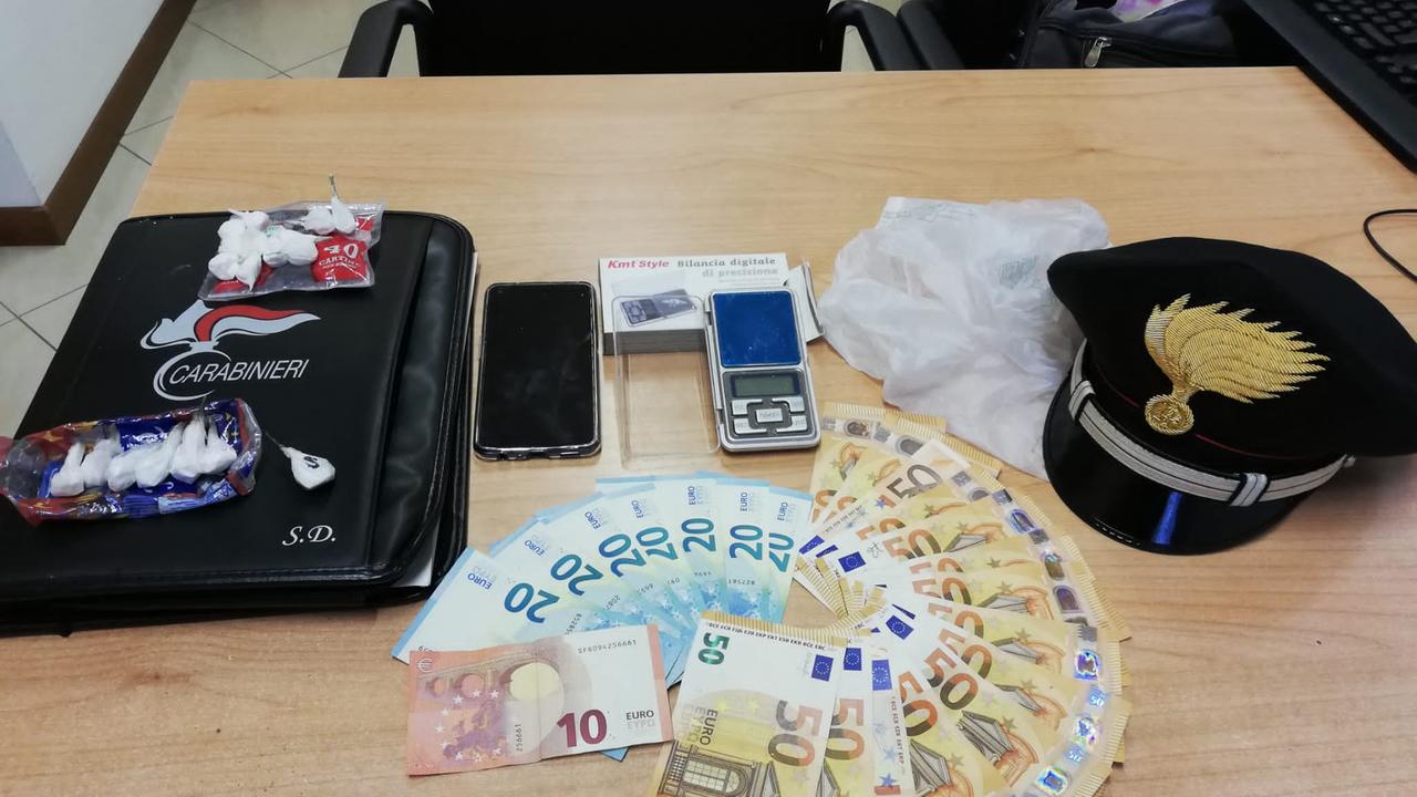 Il denaro contante sequestrato allo spacciatore