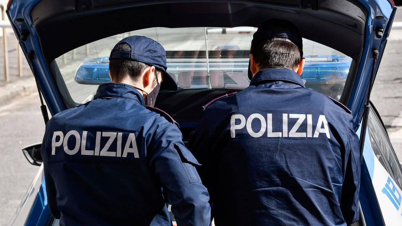 Due poliziotti durante i controlli