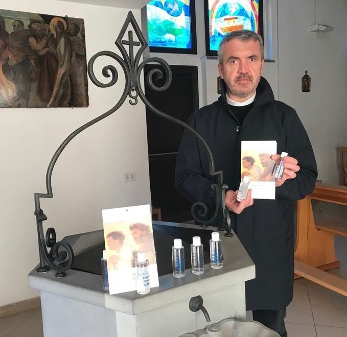 Don Petre Tamas coi kit della benedizione “fai da te”