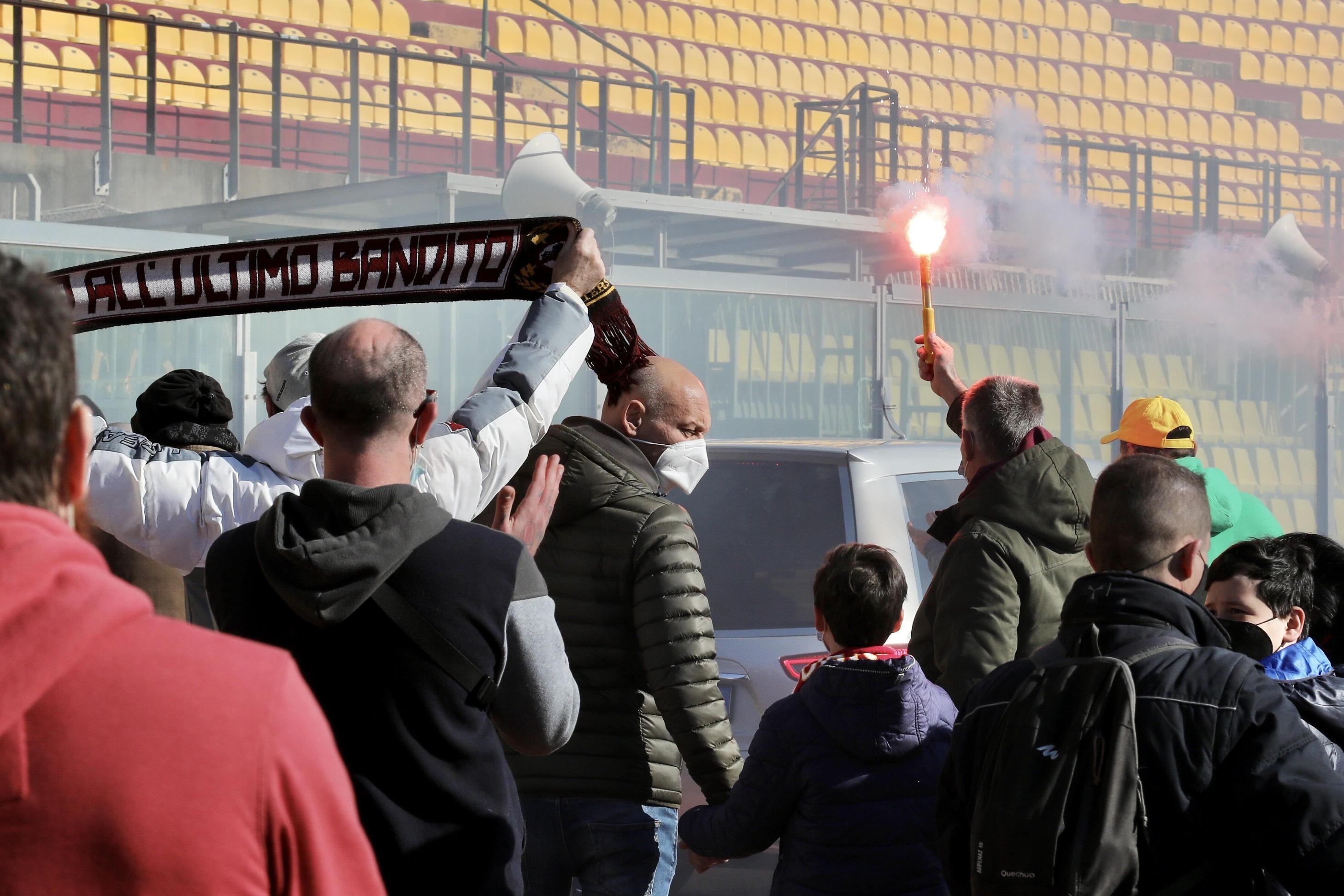 Un momento del funerale allo stadio (foto Dario Marzi)