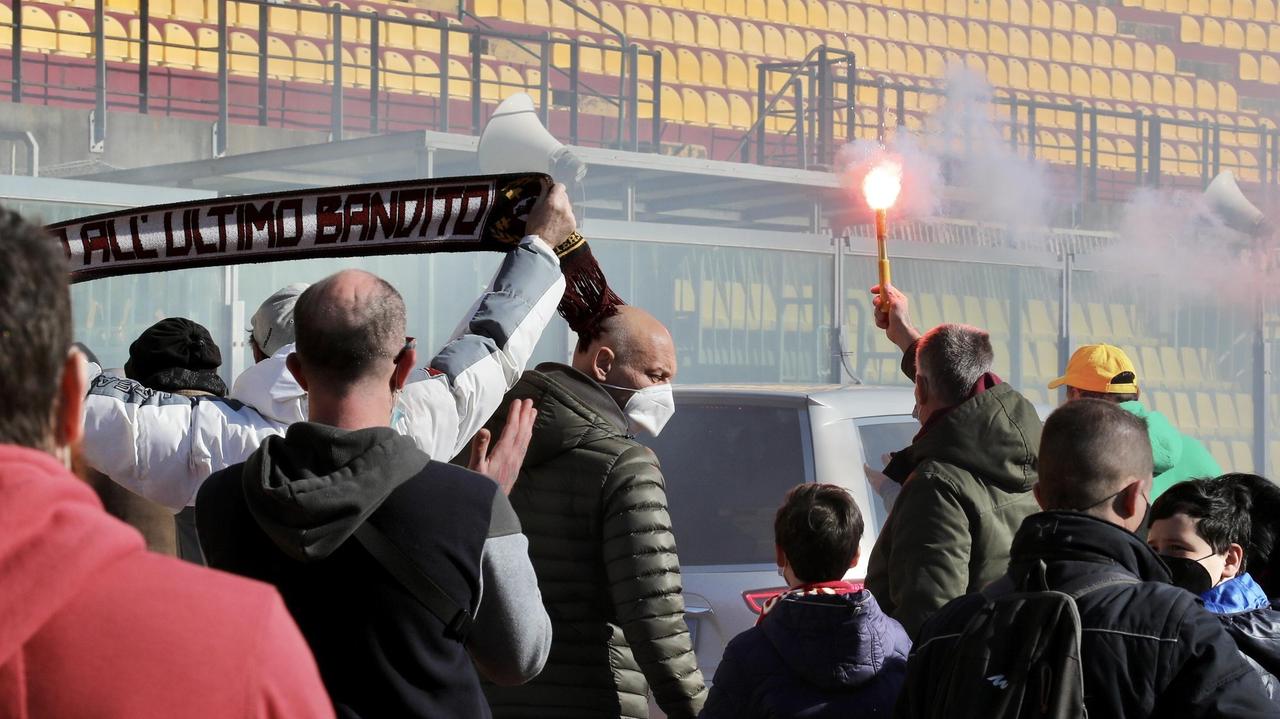 Un momento del funerale allo stadio (foto Dario Marzi)