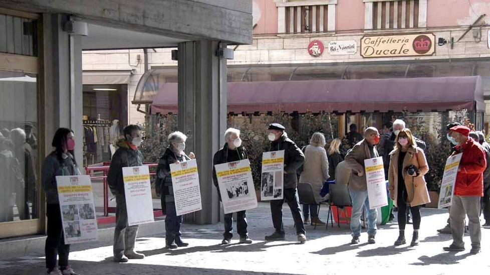 Stele di Minuto, sit in dell’Anpi Ma il Comune: rimarrà dov’è 