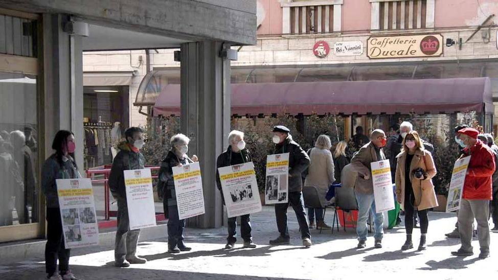Stele di Minuto, sit in dell’Anpi Ma il Comune: rimarrà dov’è