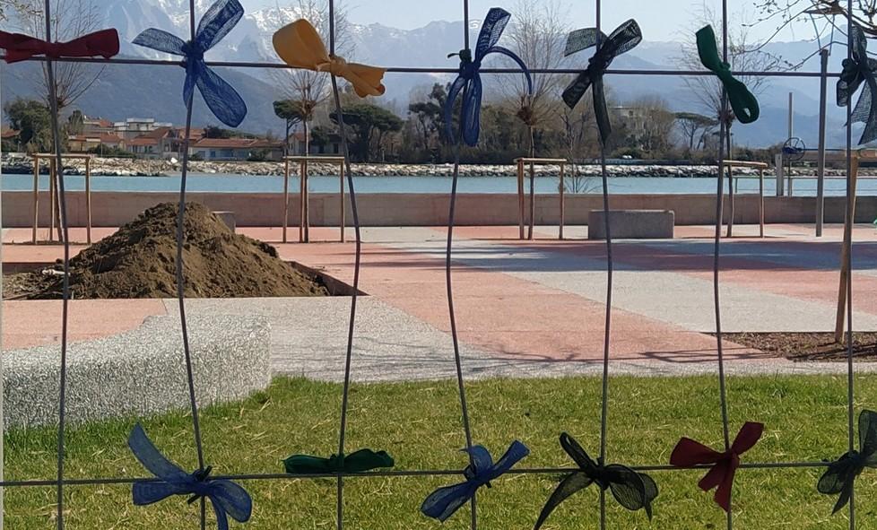 Fiocchi di protesta al cantiere “infinito” di Bocca di Magra