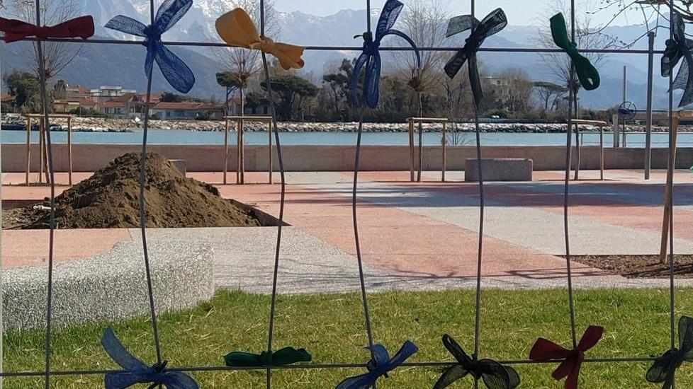 Fiocchi di protesta al cantiere “infinito” di Bocca di Magra