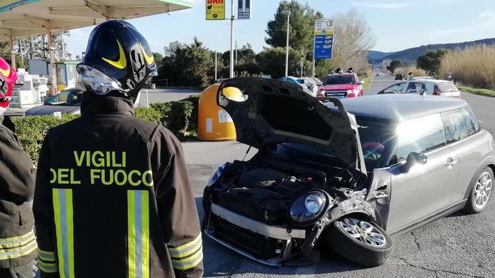 Violento scontro tra due auto Si salvano i giovani alla guida
