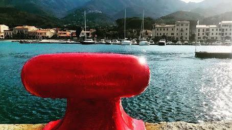 Una bitta rossa contro la violenza