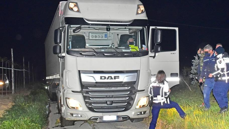 Camion finisce fuori strada bloccata via Girone di Mezzo