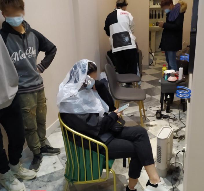 C’erano undici clienti in coda dal parrucchiere abusivo 