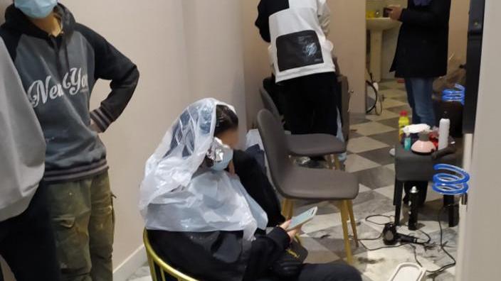 C’erano undici clienti in coda dal parrucchiere abusivo
