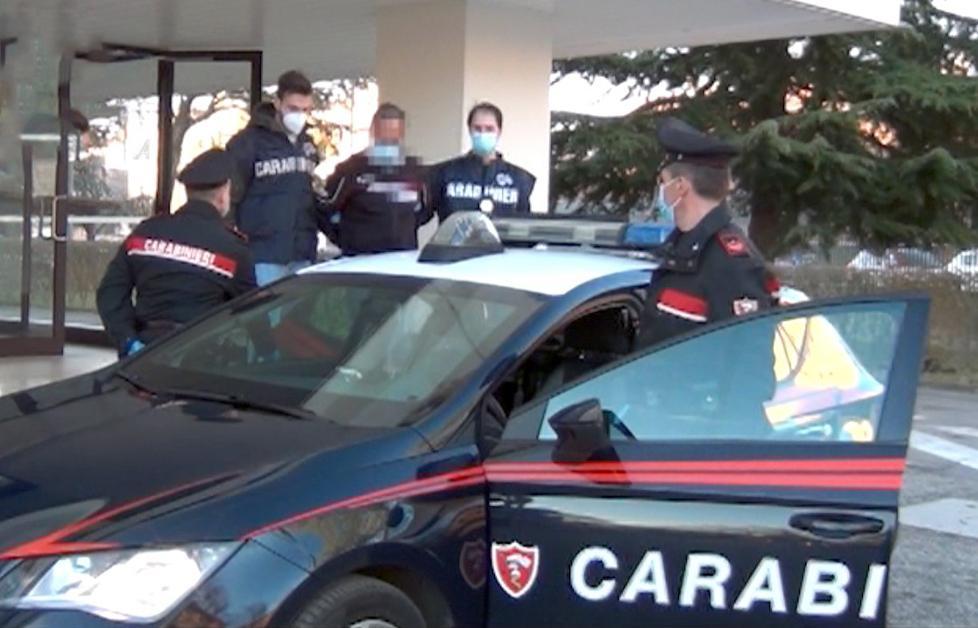 Ferrara, vendeva l’amica sul sito Megaescort: arrestato il finto difensore delle donne 