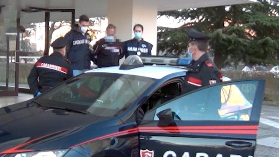 Ferrara, vendeva l’amica sul sito Megaescort: arrestato il finto difensore delle donne