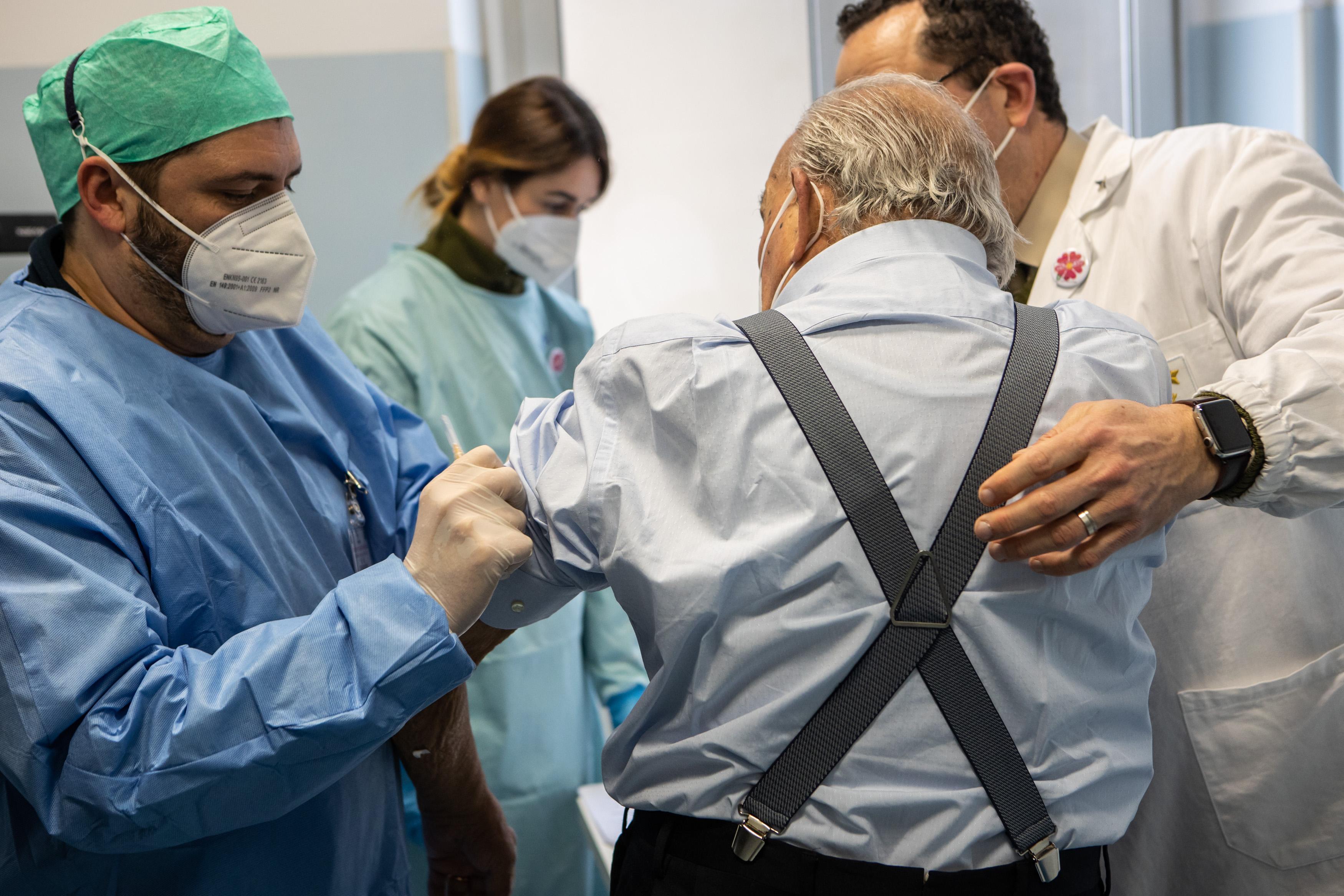 Vaccini, in Toscana i fragilissimi anziani restano indietro: la spiegazione di un "pasticcio" 
