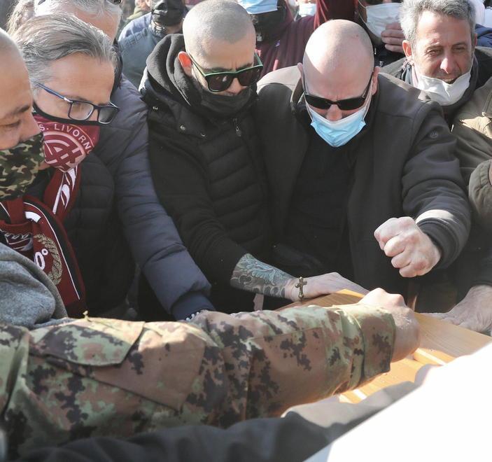 L'ultimo saluto al tifoso morto allo stadio (foto Dario Marzi)