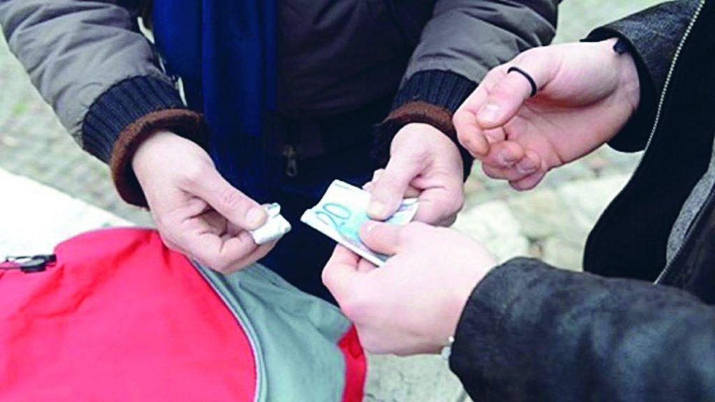 Vendevano marijuana ai coetanei, denunciati tre "baby spacciatori"