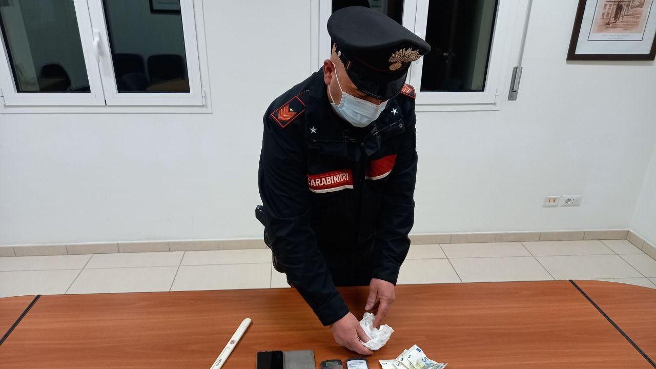 Spaccia in pieno centro, giovane arrestato