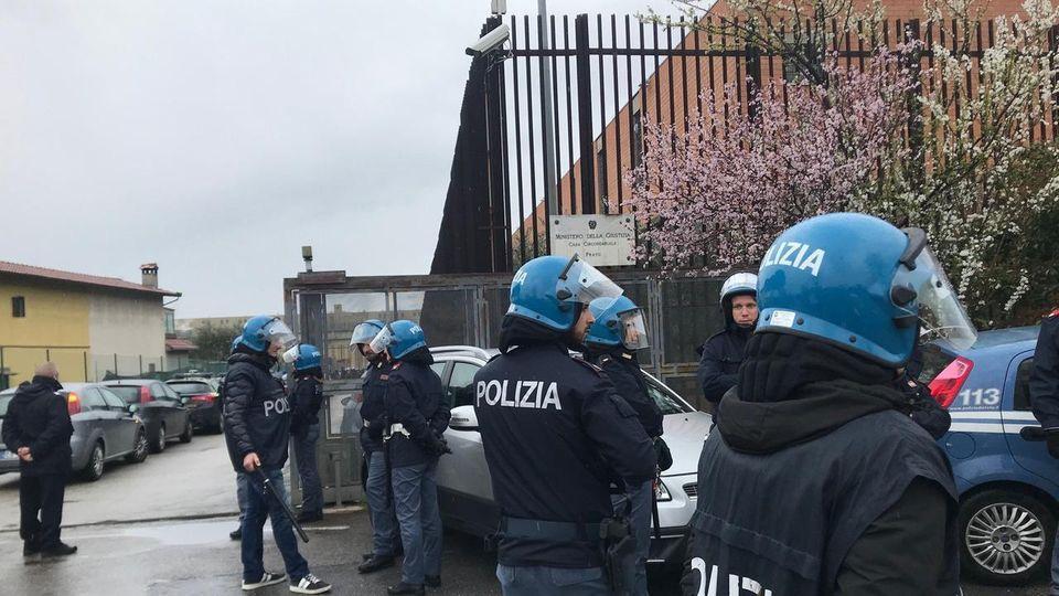 La polizia davanti alla Dogaia durante la rivolta del 9 marzo 2020